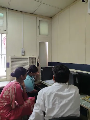 Students working at the lab computers at IPA, Laxmi Nagar